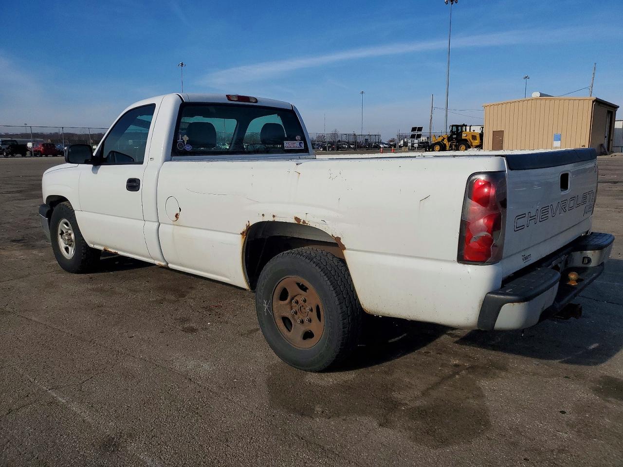 2004 CHEVROLET SILVERADO C1500 photo 2