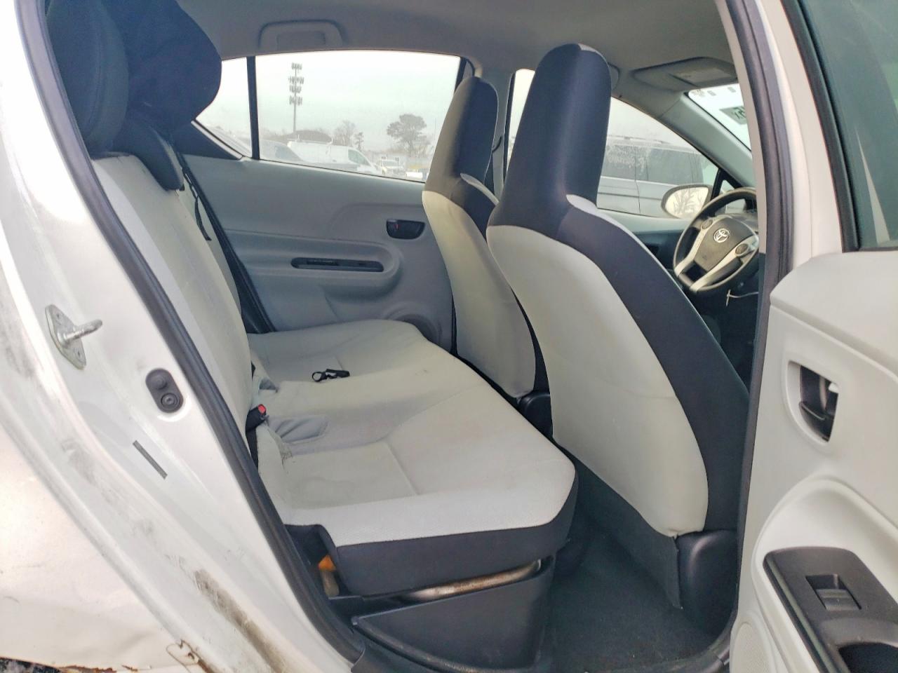 2012 TOYOTA PRIUS C photo 10