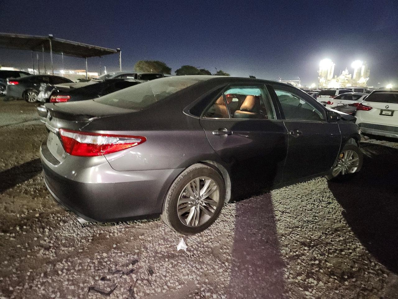 2015 TOYOTA CAMRY LE photo 3