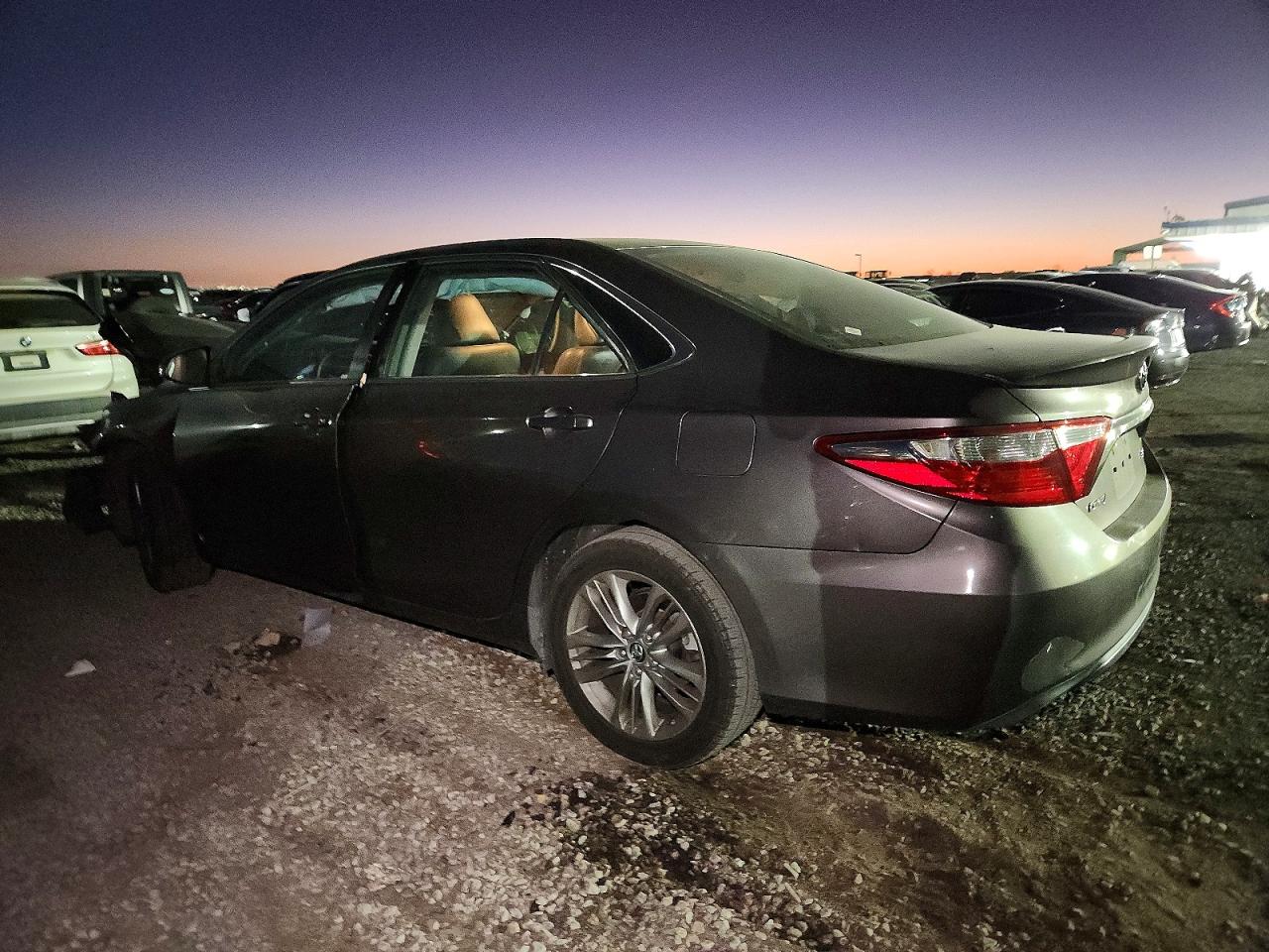 2015 TOYOTA CAMRY LE photo 2