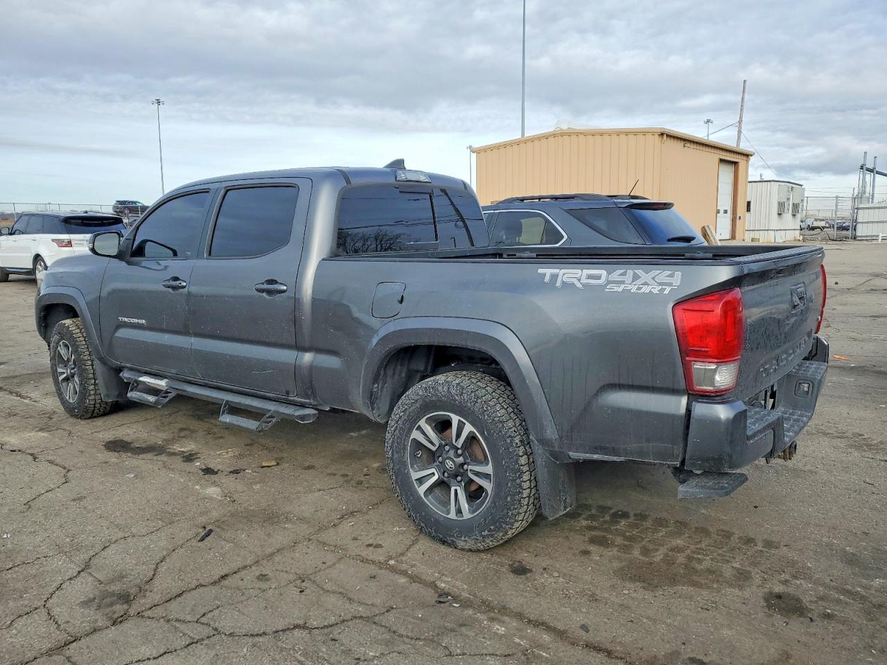 2017 TOYOTA TACOMA DOUBLE CAB photo 2
