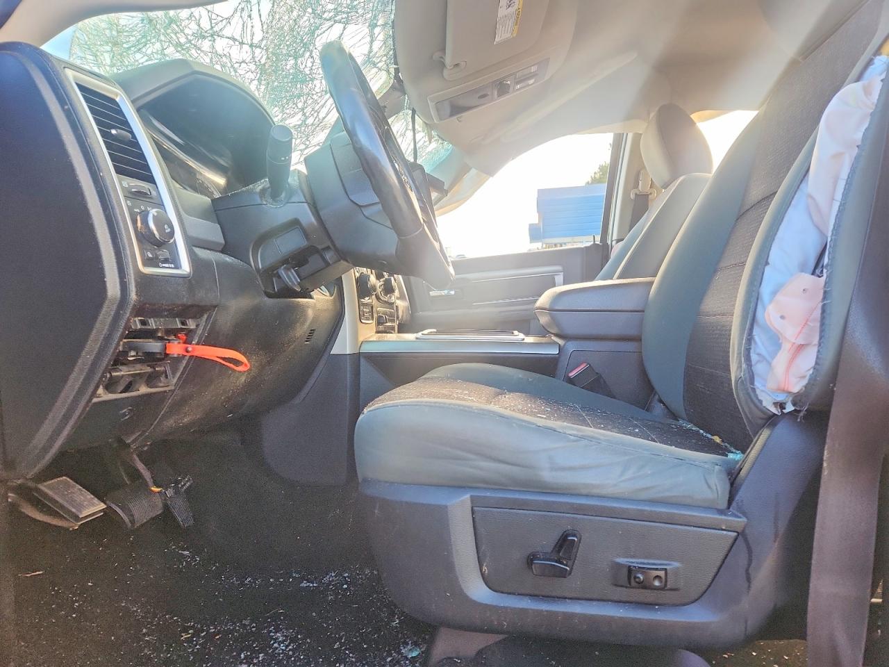 2015 RAM 1500 SLT photo 7