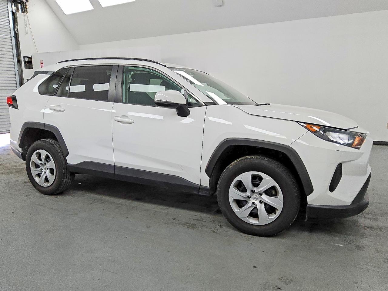2021 TOYOTA RAV4 LE photo 4