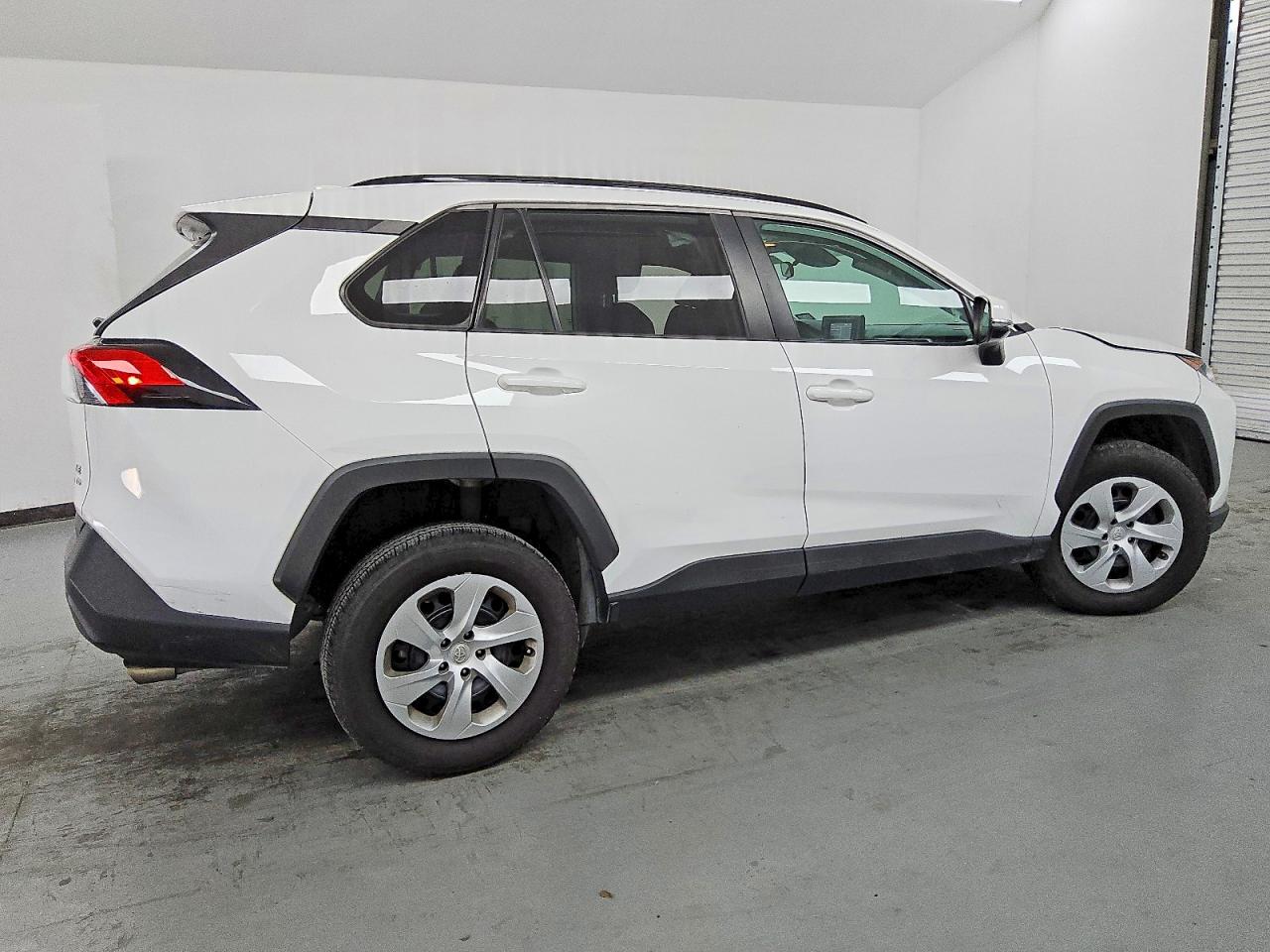 2021 TOYOTA RAV4 LE photo 3