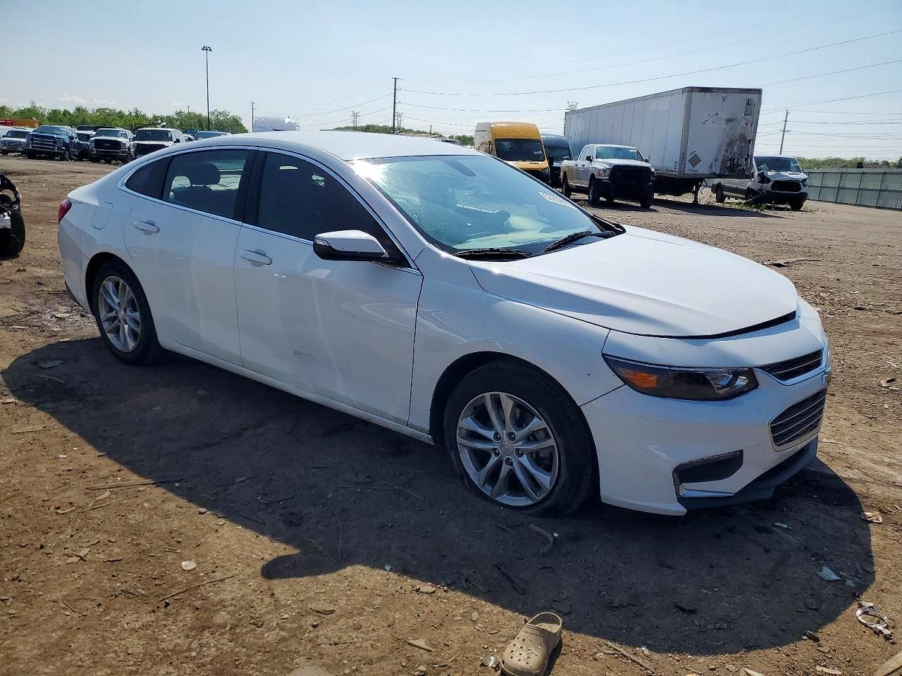 2017 CHEVROLET MALIBU LT photo 4