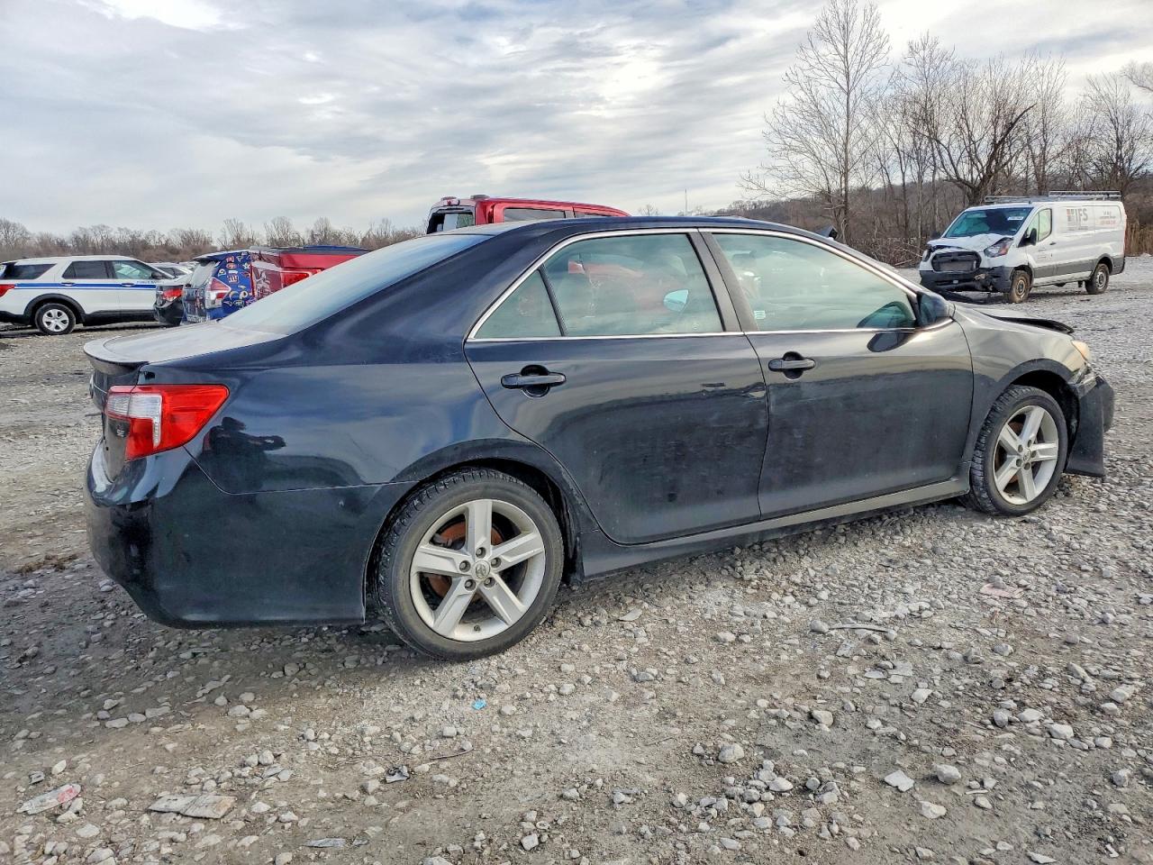 2014 TOYOTA CAMRY L photo 3