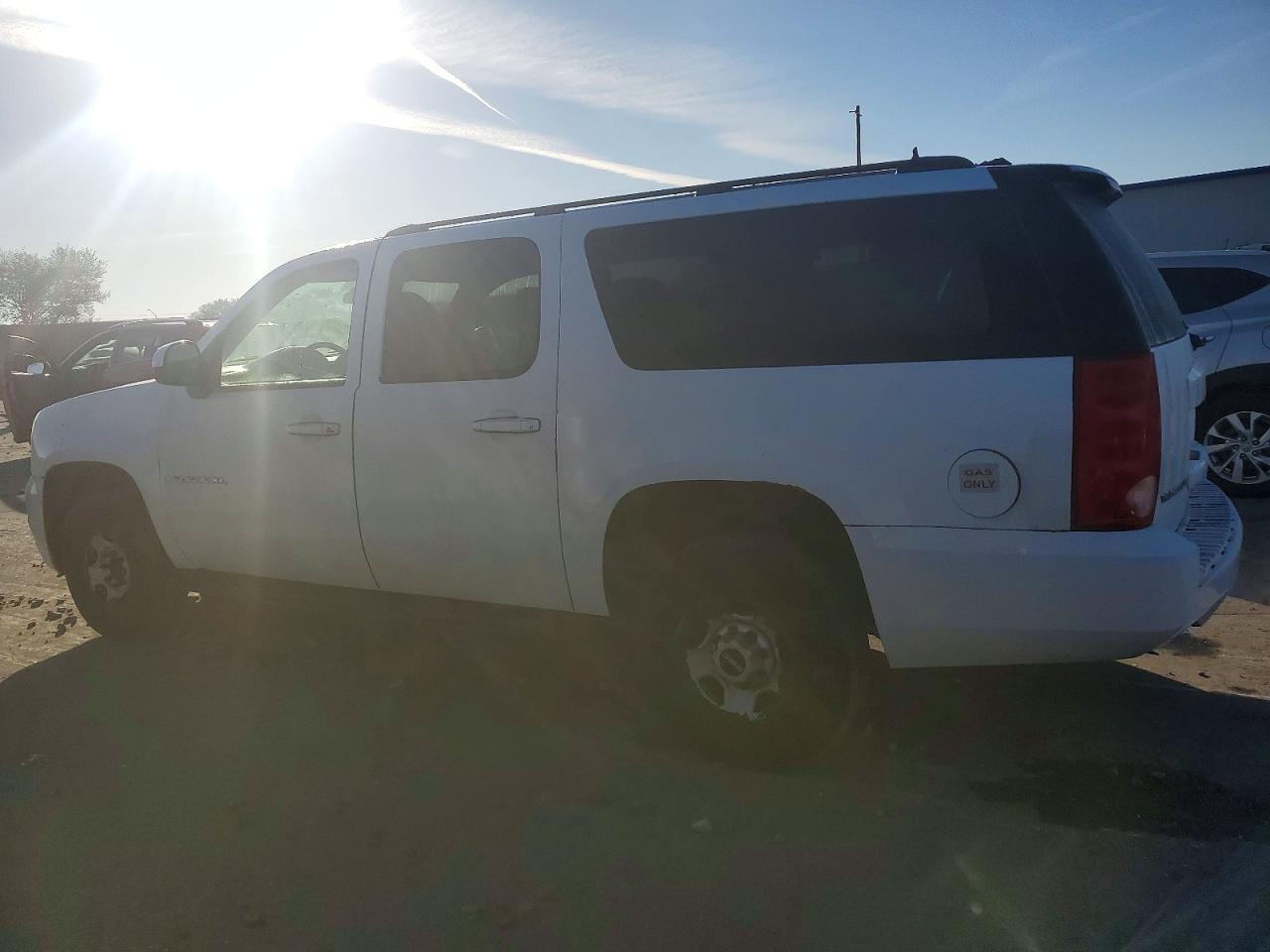 2009 GMC YUKON XL K2500 photo 2
