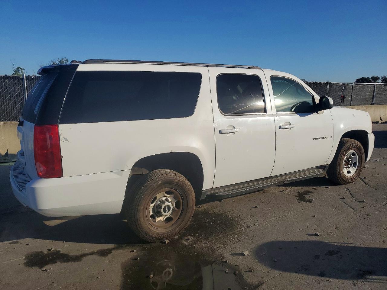 2009 GMC YUKON XL K2500 photo 3