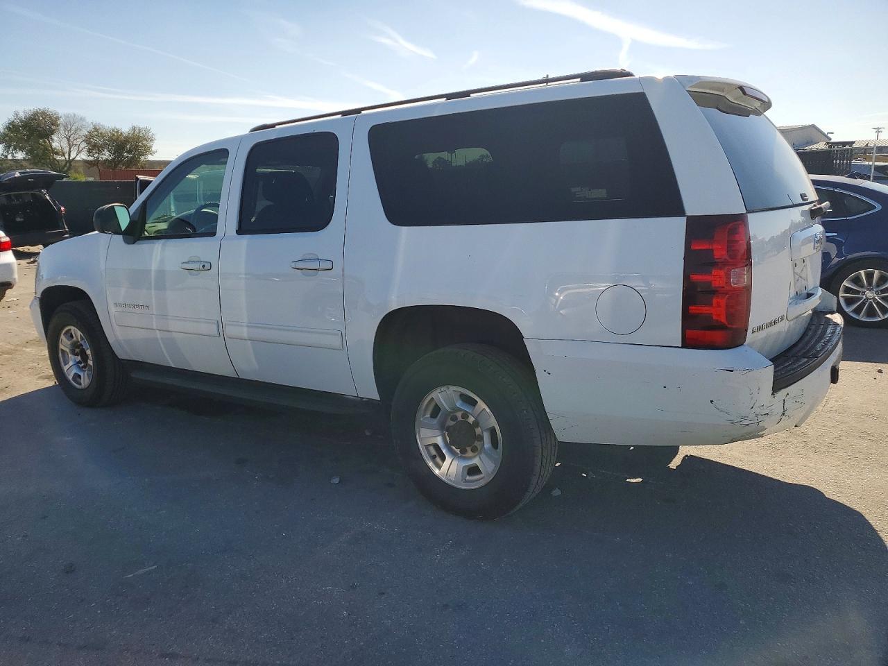 2011 CHEVROLET SUBURBAN K2500 LS photo 2