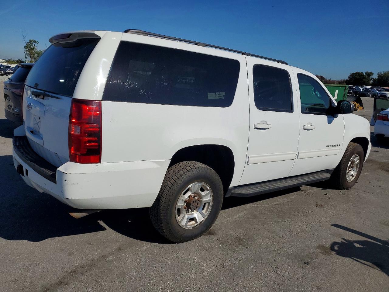 2011 CHEVROLET SUBURBAN K2500 LS photo 3