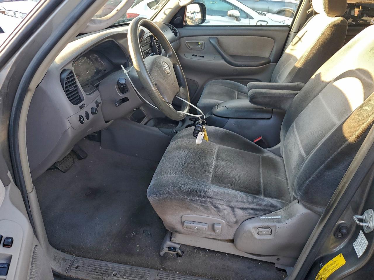 2004 TOYOTA SEQUOIA SR5 photo 7