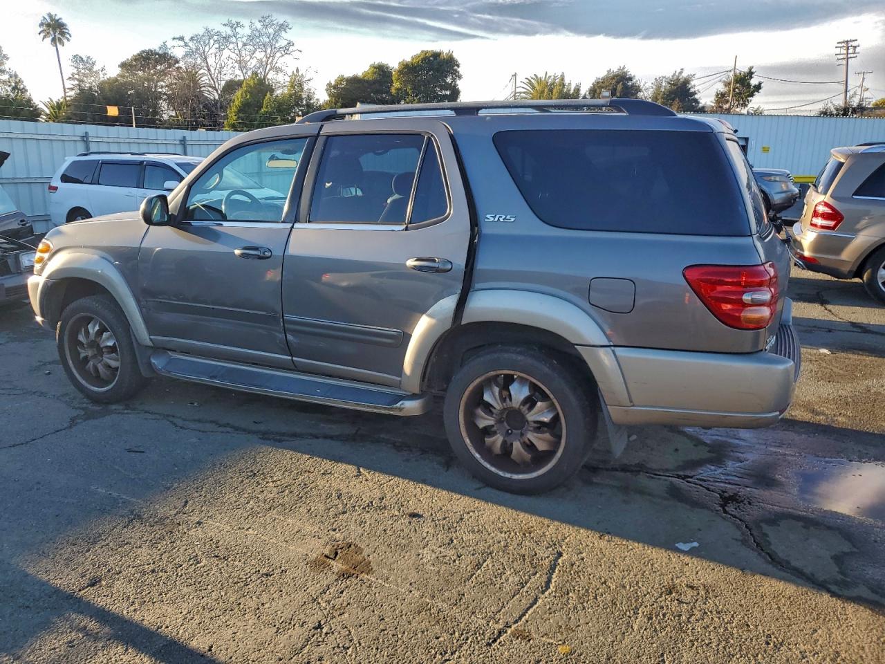 2004 TOYOTA SEQUOIA SR5 photo 2