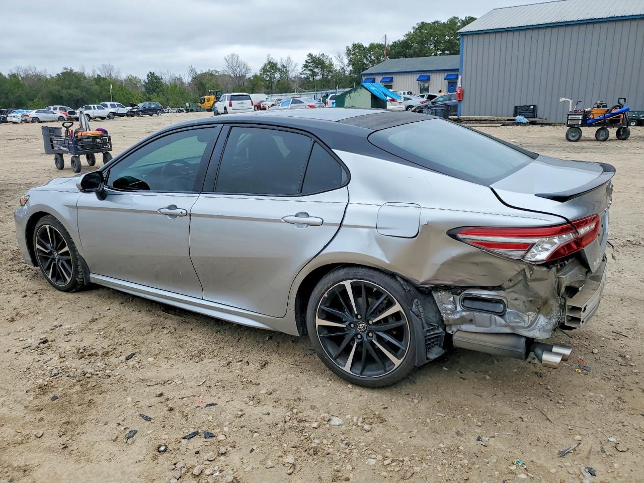 2018 TOYOTA CAMRY XSE photo 2