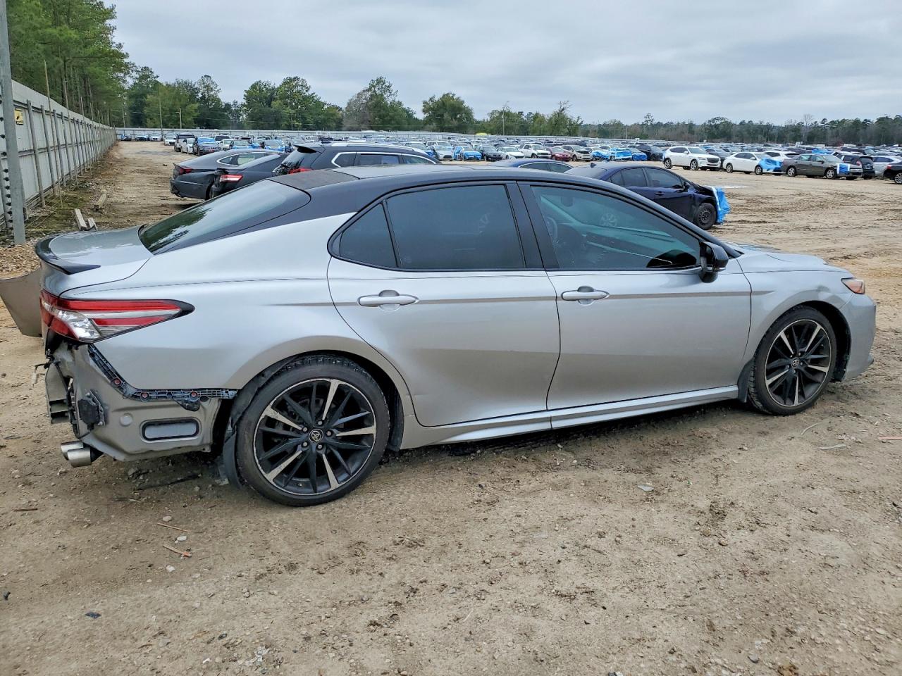 2018 TOYOTA CAMRY XSE photo 3