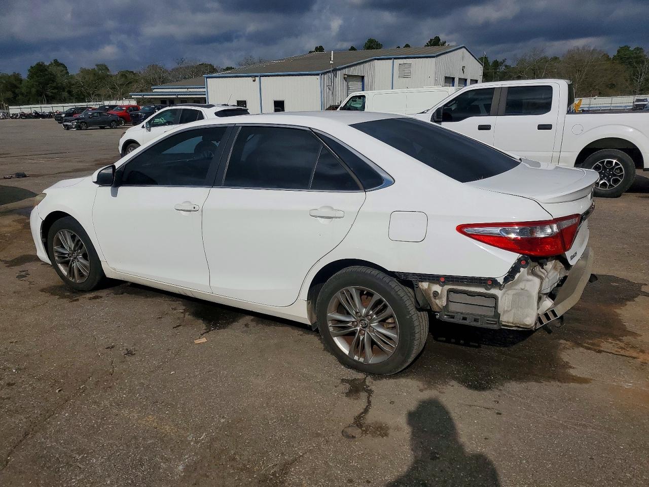 2016 TOYOTA CAMRY LE photo 2