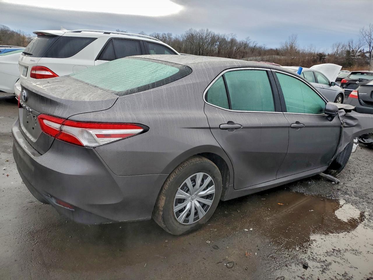 2018 TOYOTA CAMRY L photo 3