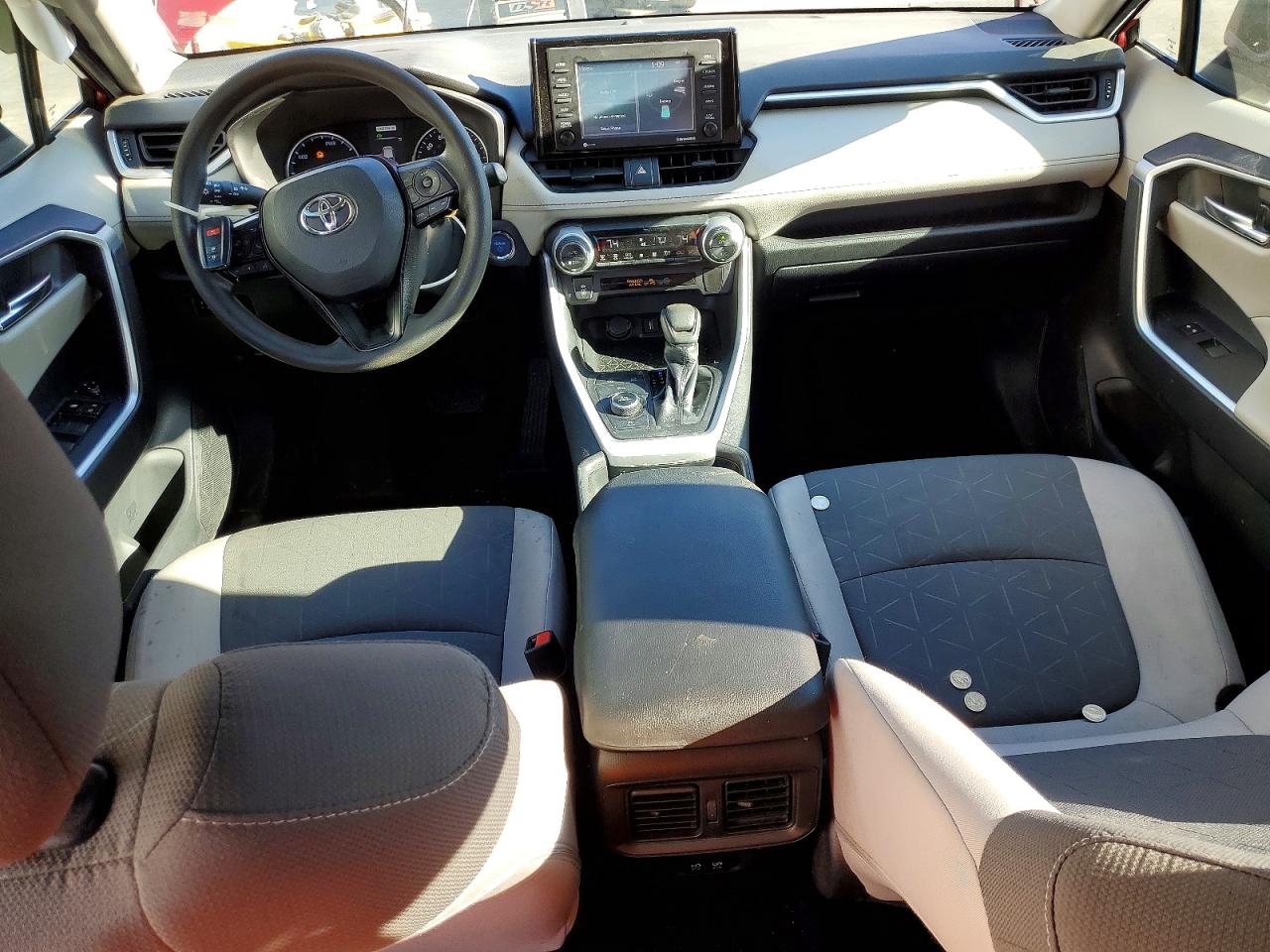 2021 TOYOTA RAV4 XLE photo 8