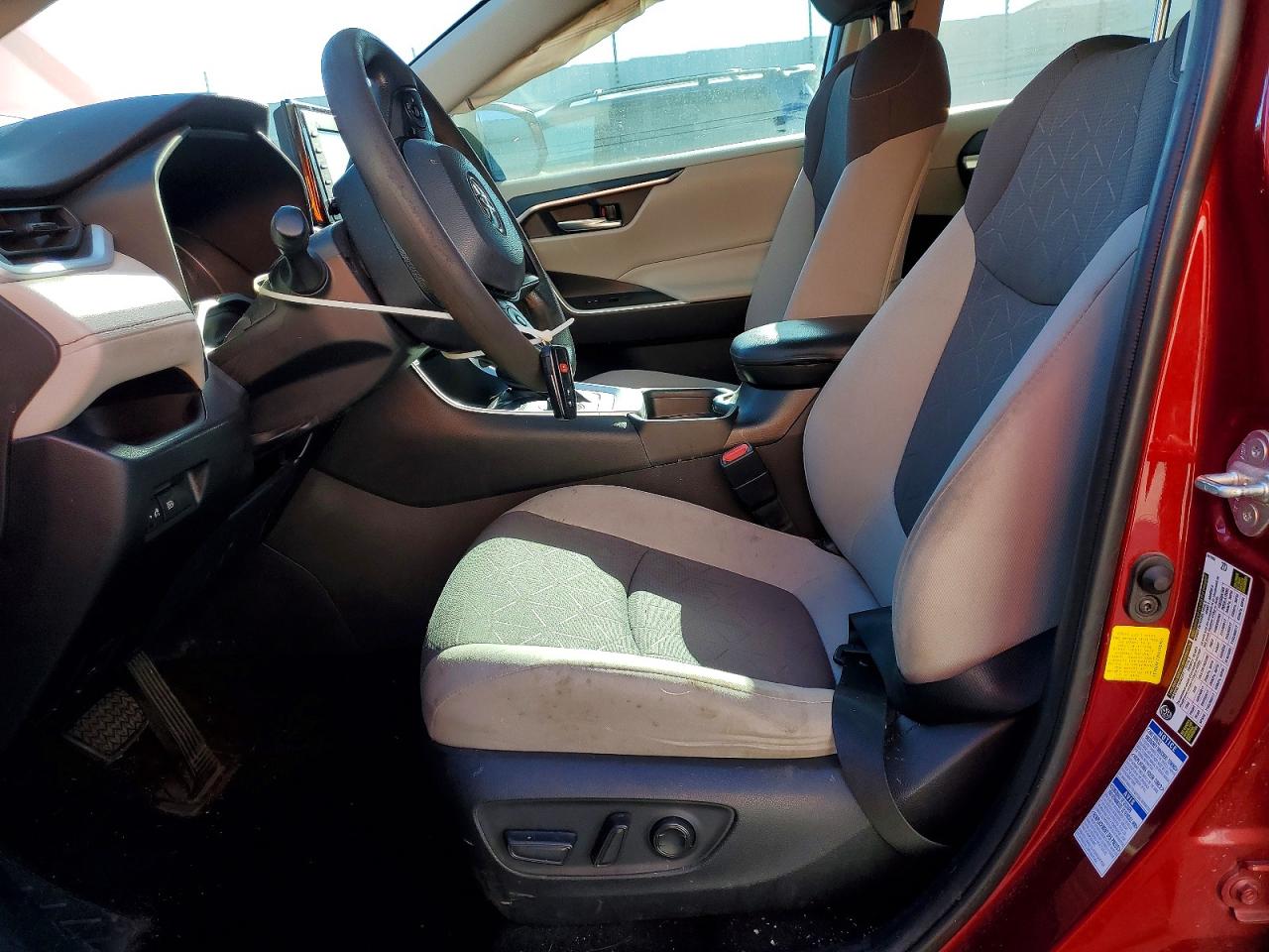 2021 TOYOTA RAV4 XLE photo 7