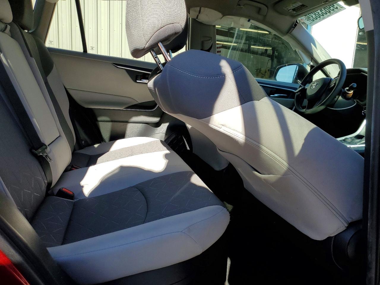 2021 TOYOTA RAV4 XLE photo 11