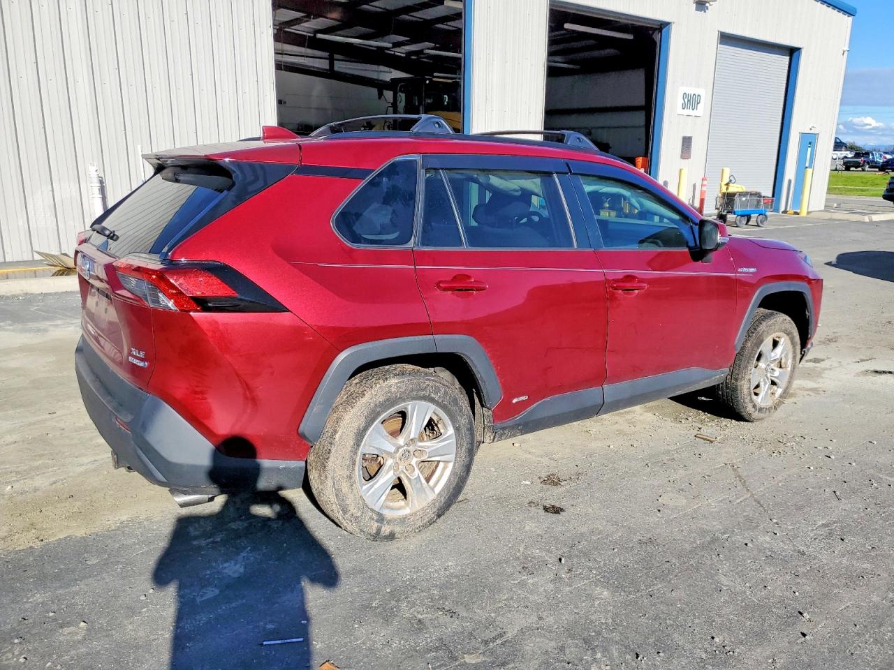 2021 TOYOTA RAV4 XLE photo 3