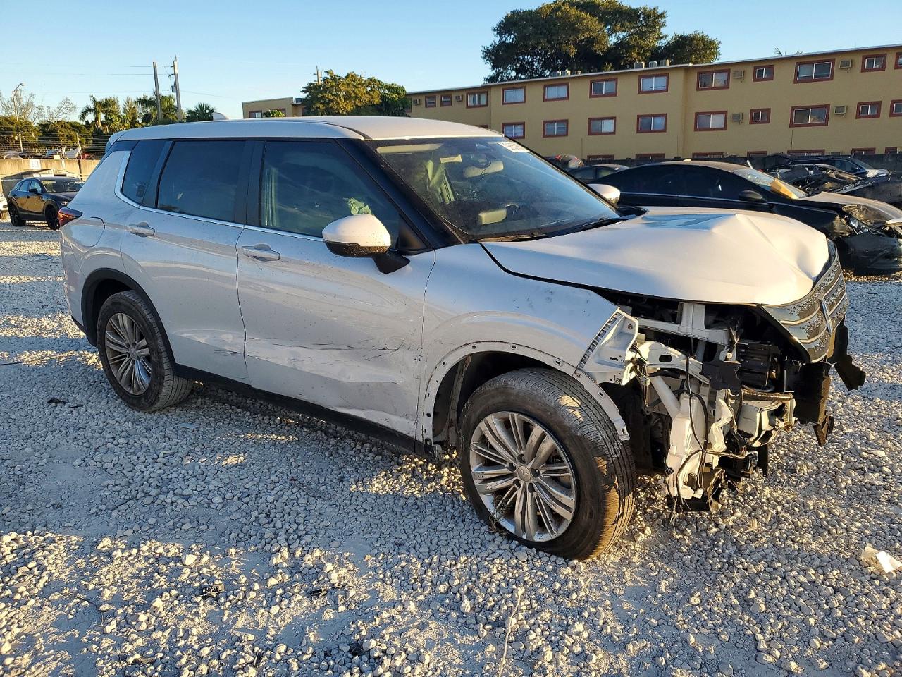 2024 MITSUBISHI OUTLANDER ES photo 4