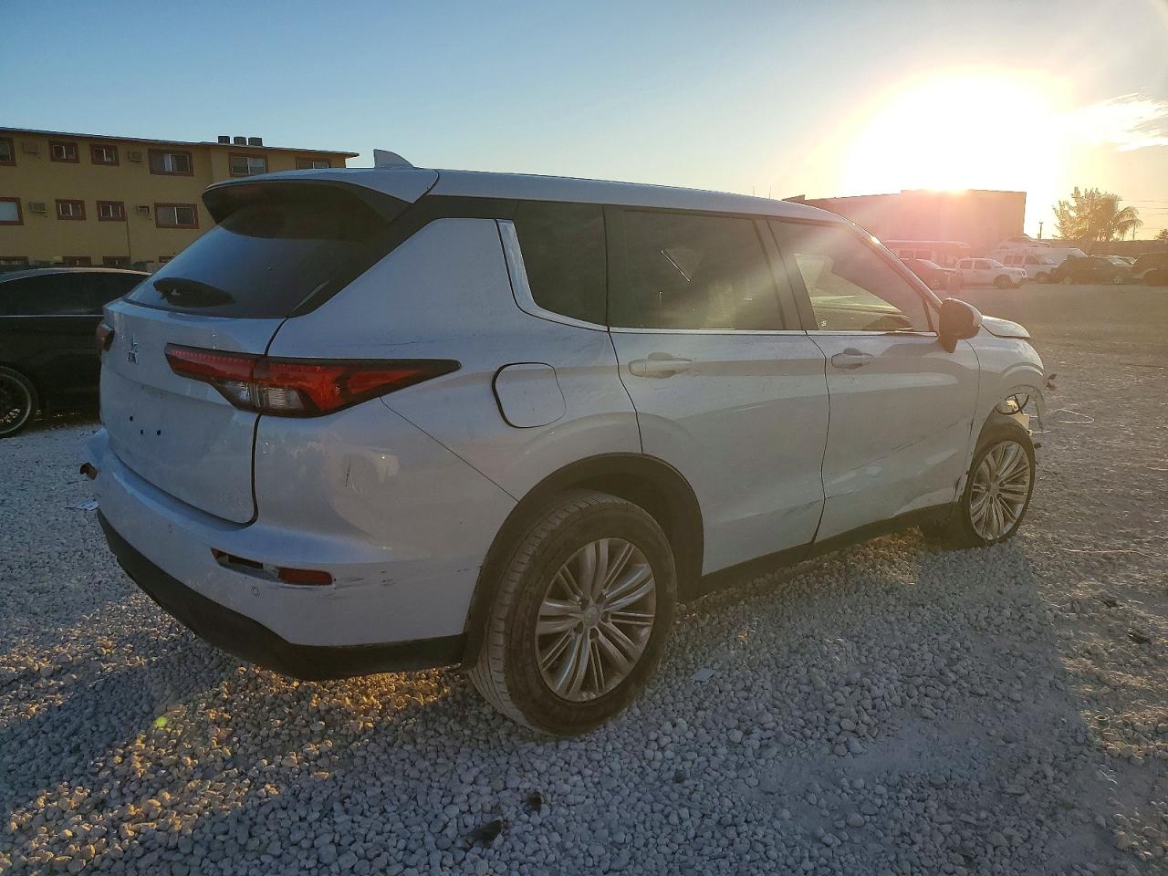 2024 MITSUBISHI OUTLANDER ES photo 3