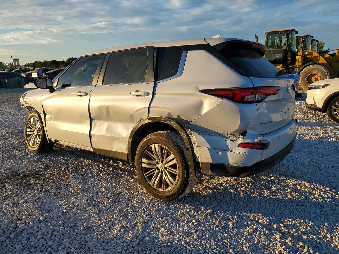 2024 MITSUBISHI OUTLANDER ES photo 2
