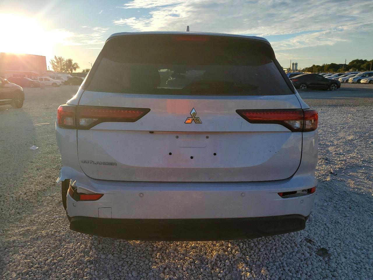 2024 MITSUBISHI OUTLANDER ES photo 6