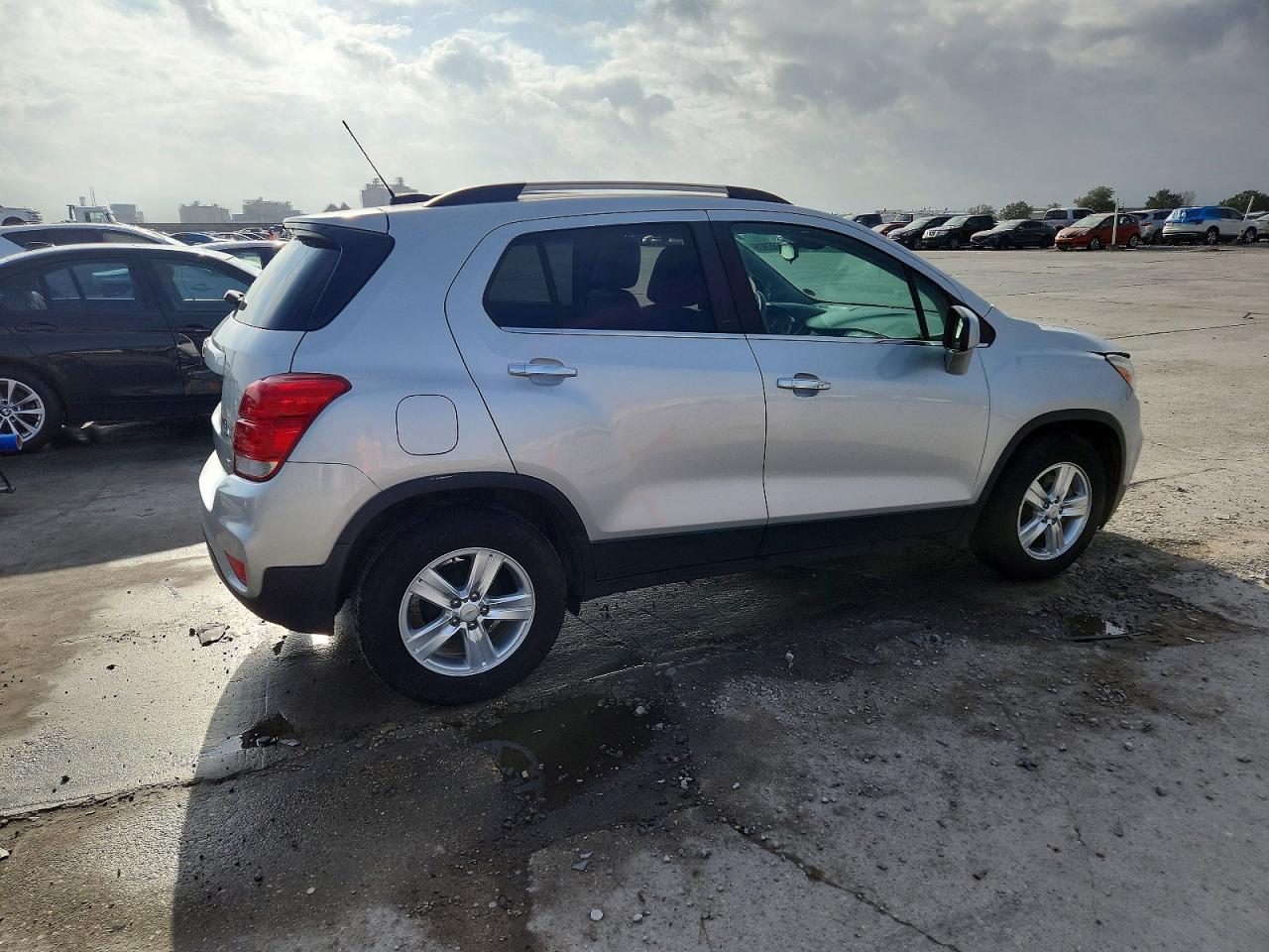 2019 CHEVROLET TRAX 1LT photo 3