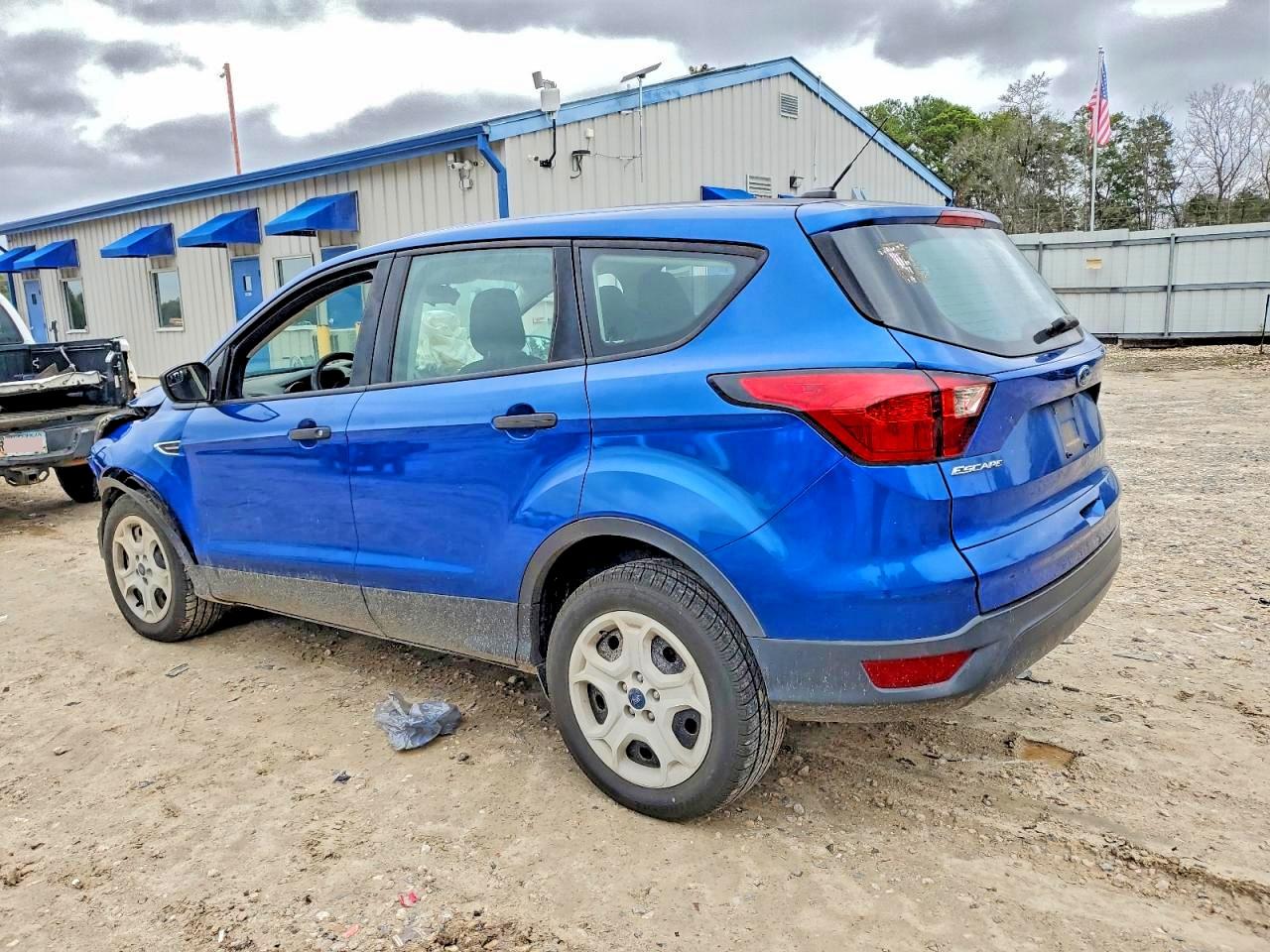 2019 FORD ESCAPE S photo 2