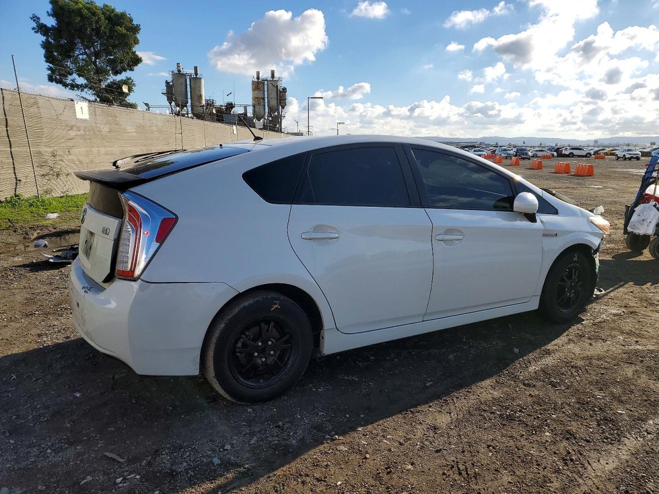 2013 TOYOTA PRIUS photo 3