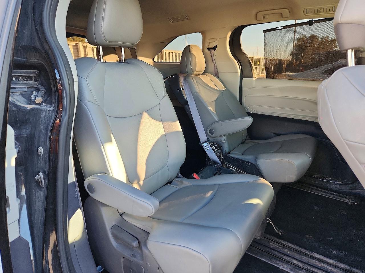 2021 TOYOTA SIENNA XLE photo 11