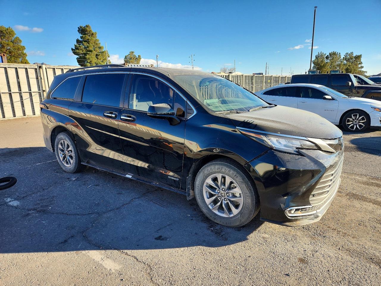 2021 TOYOTA SIENNA XLE photo 4