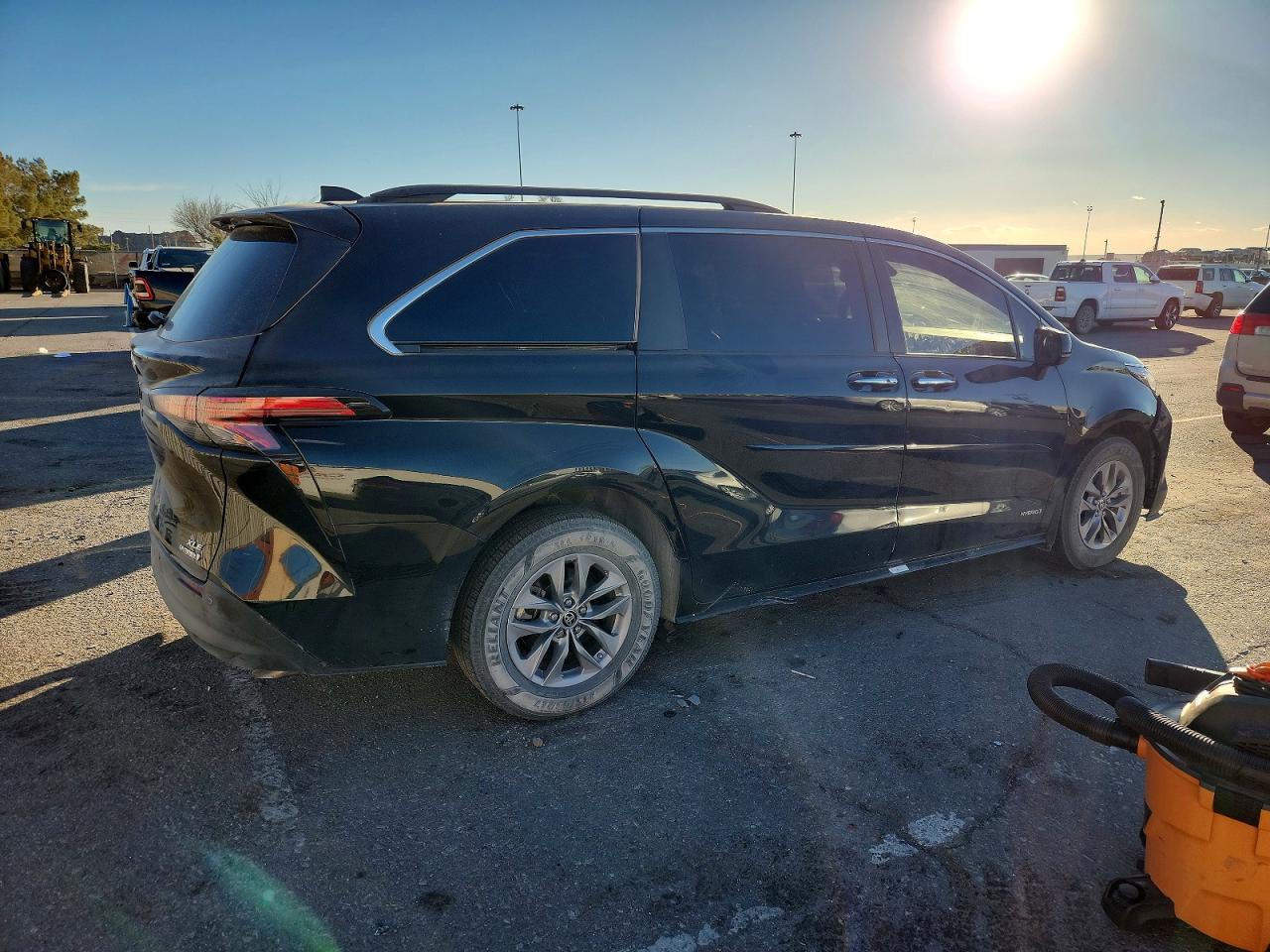 2021 TOYOTA SIENNA XLE photo 3