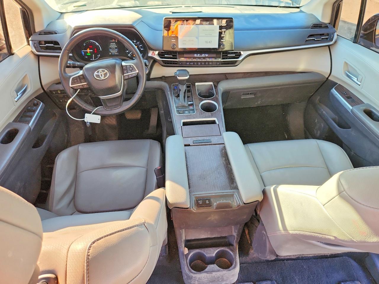 2021 TOYOTA SIENNA XLE photo 8