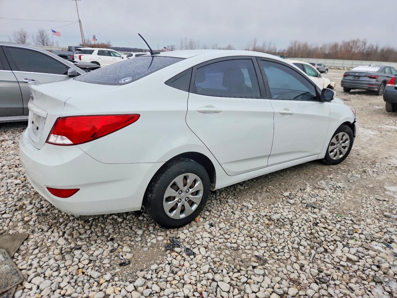 2017 HYUNDAI ACCENT SE photo 5
