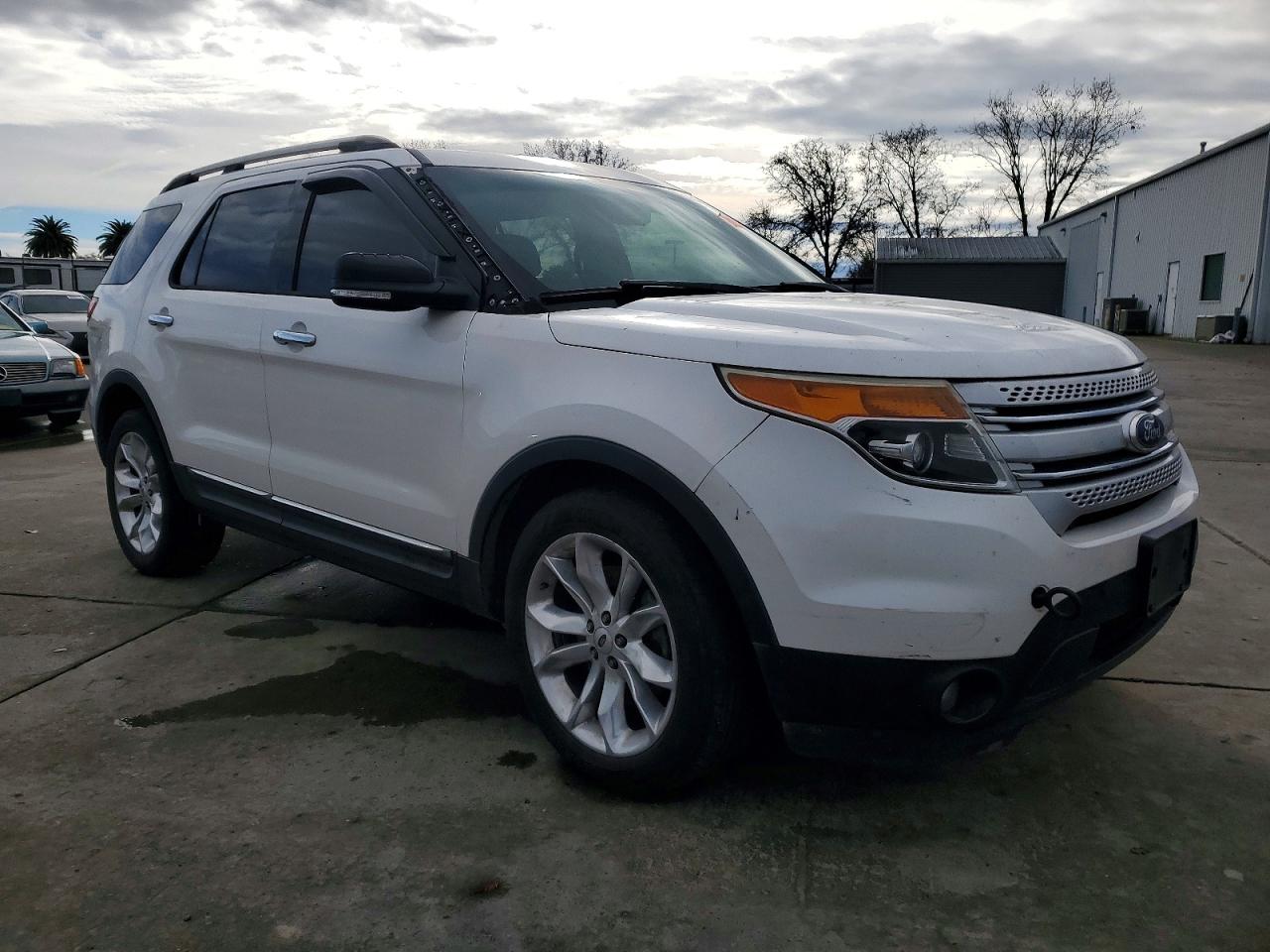 2013 FORD EXPLORER XLT photo 4