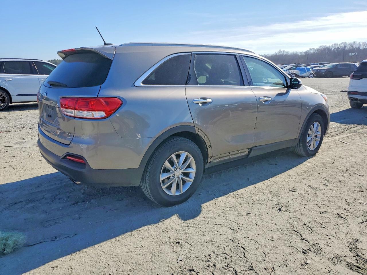 2016 KIA SORENTO LX photo 3