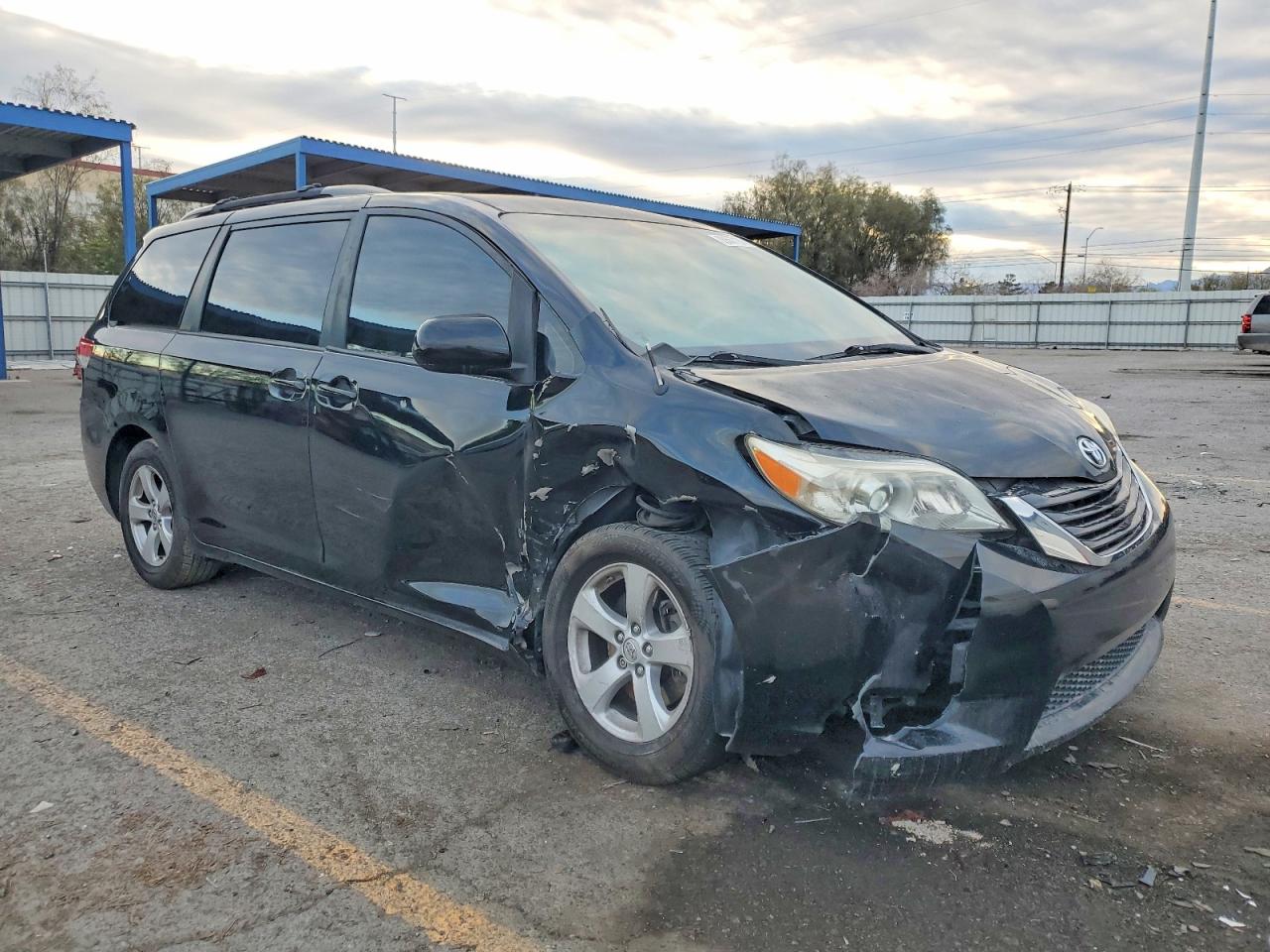 2013 TOYOTA SIENNA LE photo 4