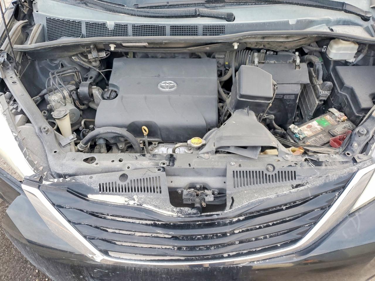 2013 TOYOTA SIENNA LE photo 11