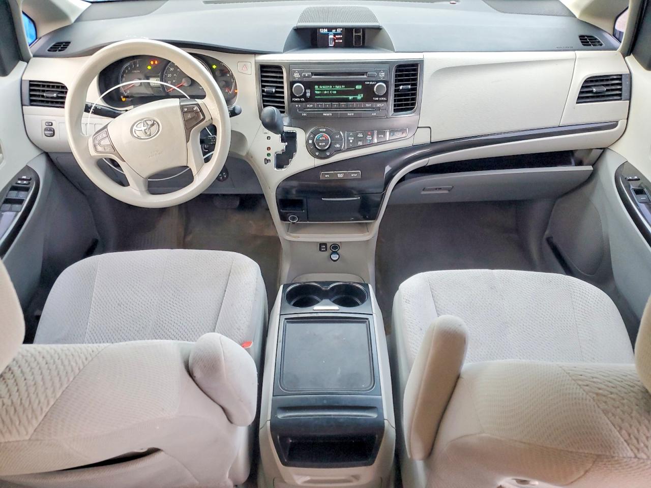 2013 TOYOTA SIENNA LE photo 8
