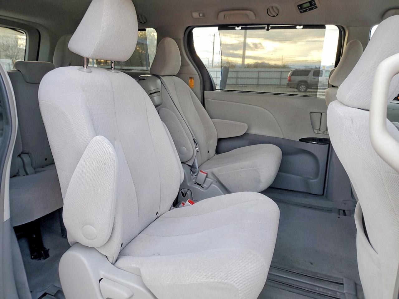 2013 TOYOTA SIENNA LE photo 10