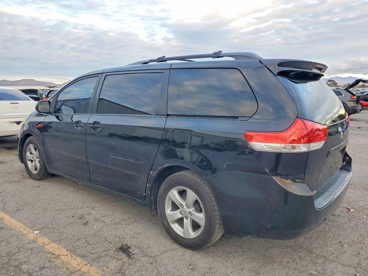 2013 TOYOTA SIENNA LE photo 2