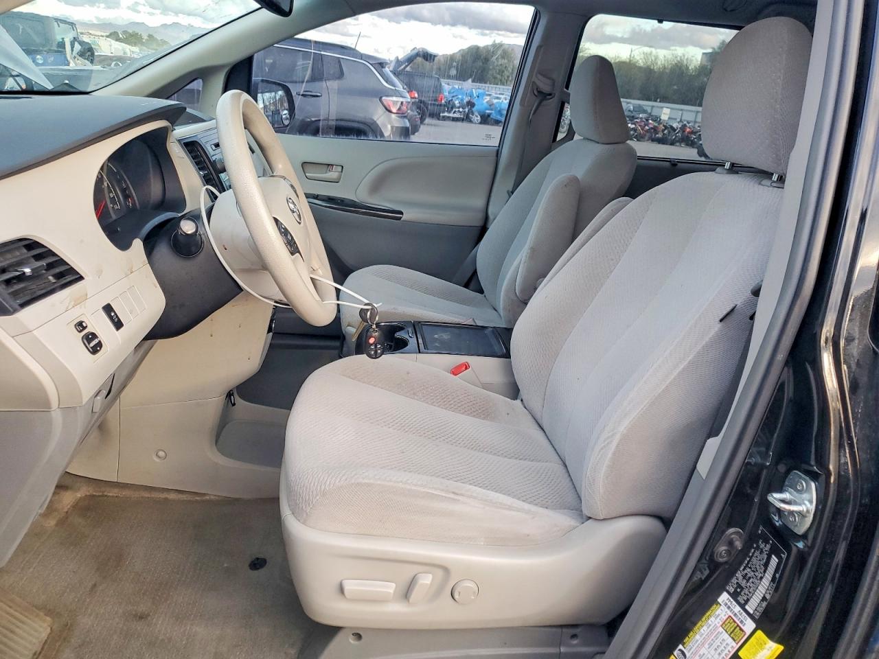 2013 TOYOTA SIENNA LE photo 7