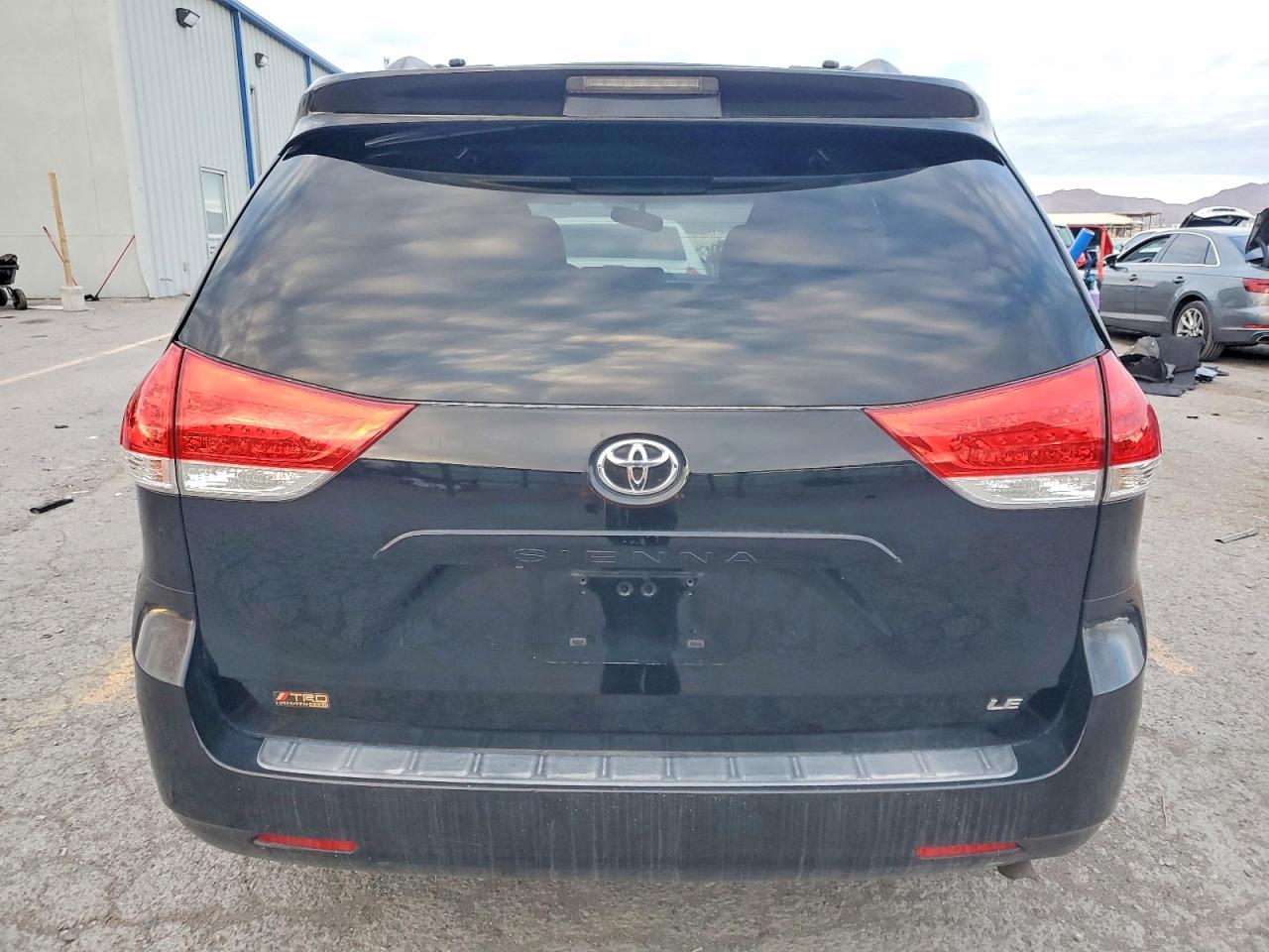 2013 TOYOTA SIENNA LE photo 6
