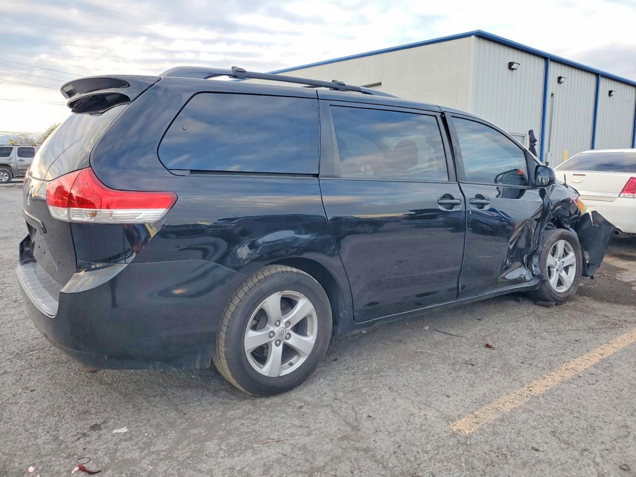2013 TOYOTA SIENNA LE photo 3