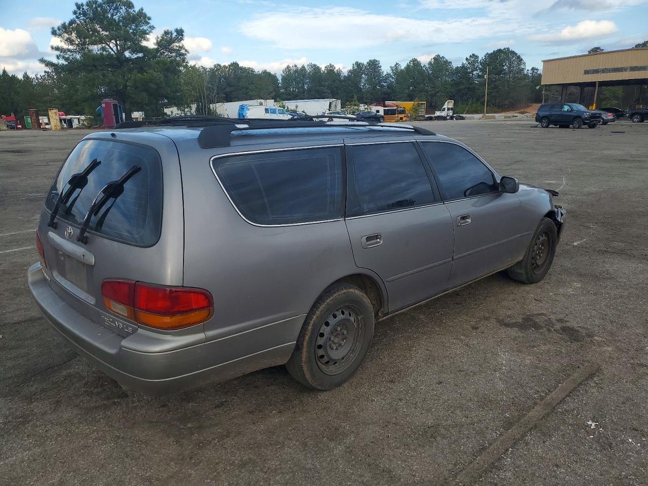 1996 TOYOTA CAMRY LE photo 3