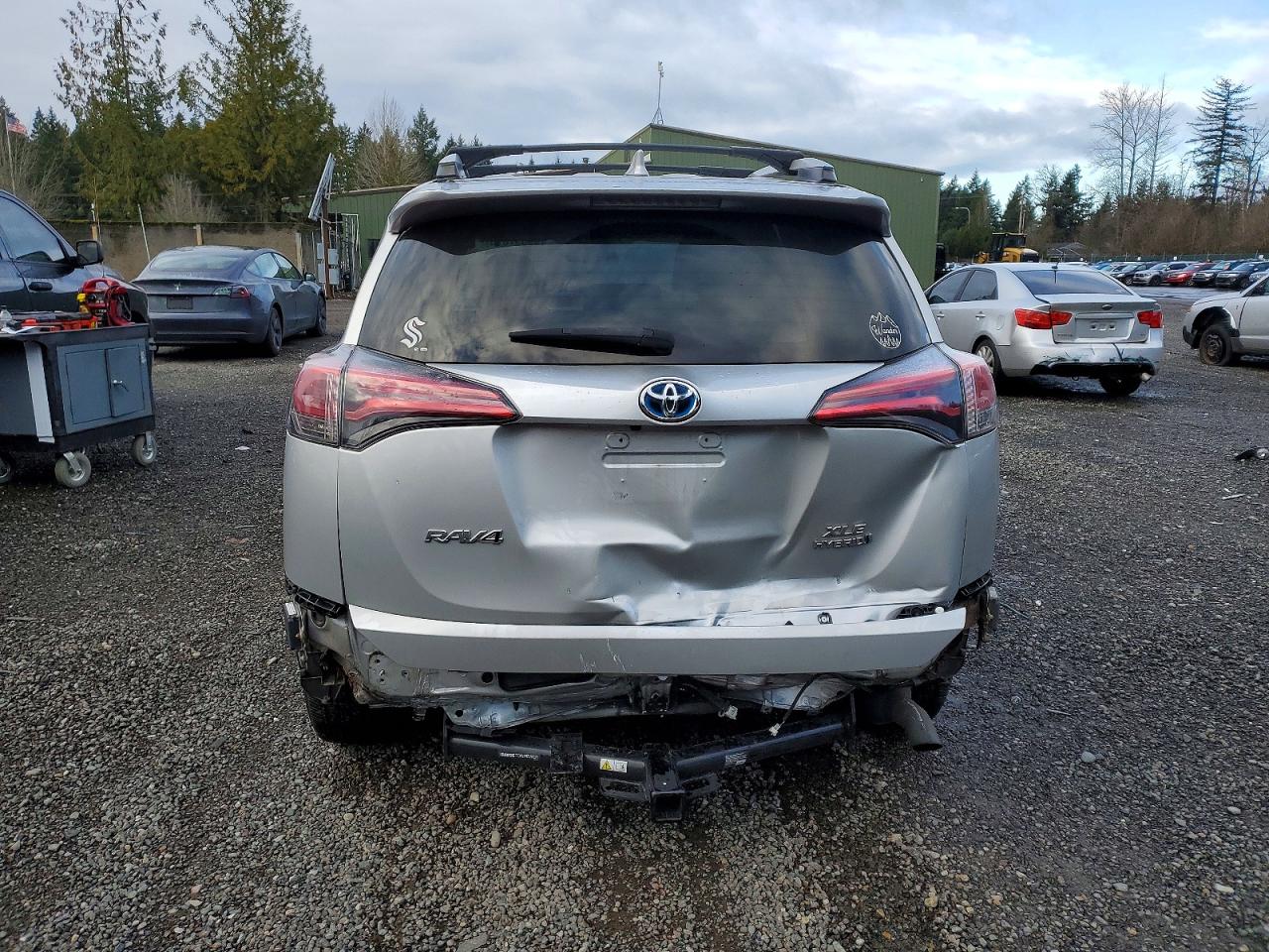 2016 TOYOTA RAV4 HV XLE photo 6