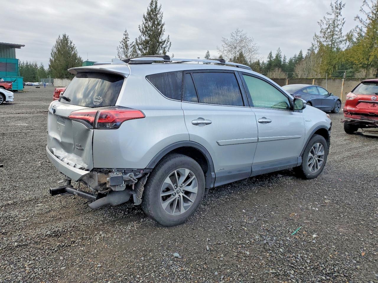 2016 TOYOTA RAV4 HV XLE photo 3