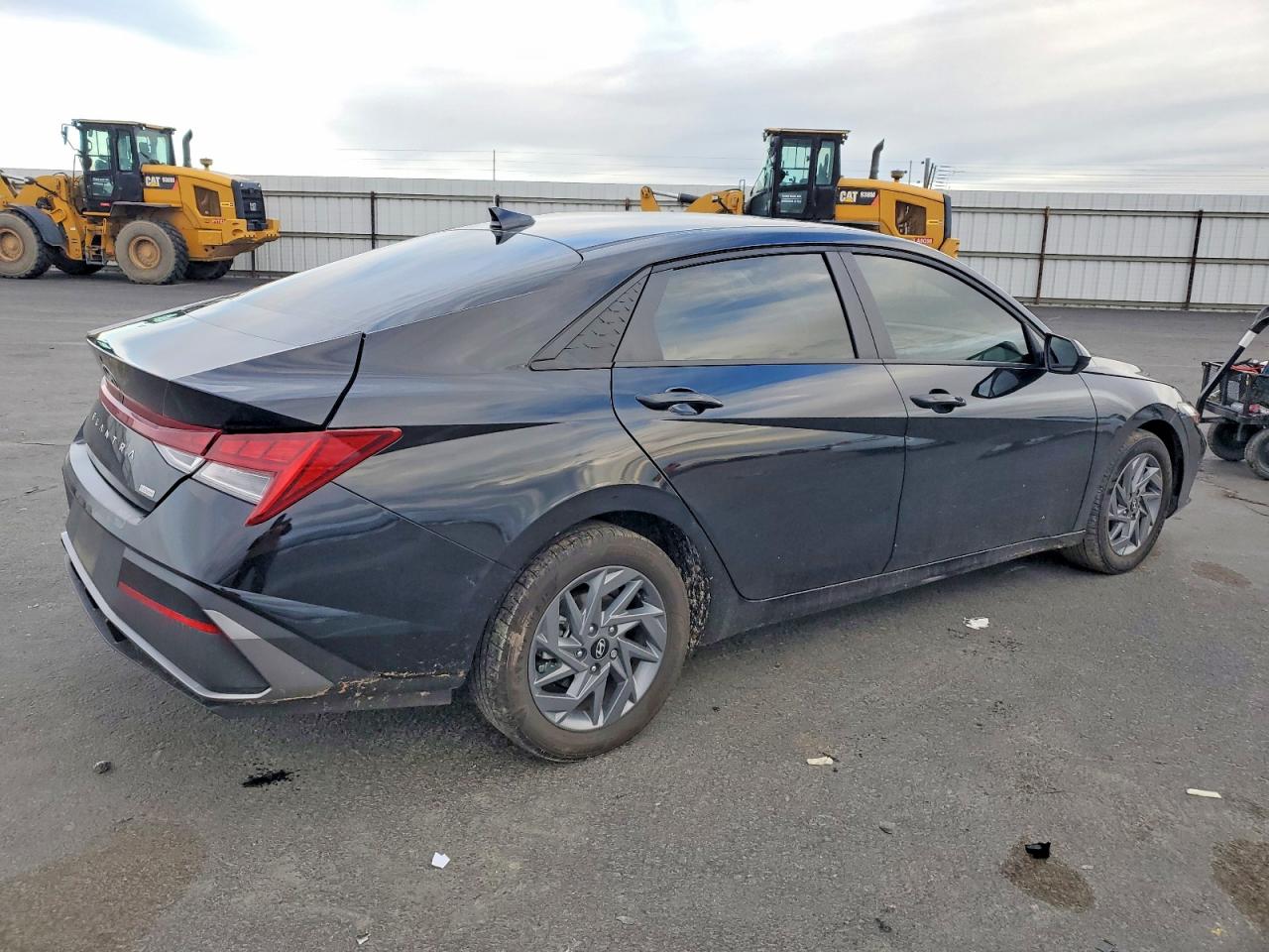 2025 HYUNDAI ELANTRA BLUE photo 3